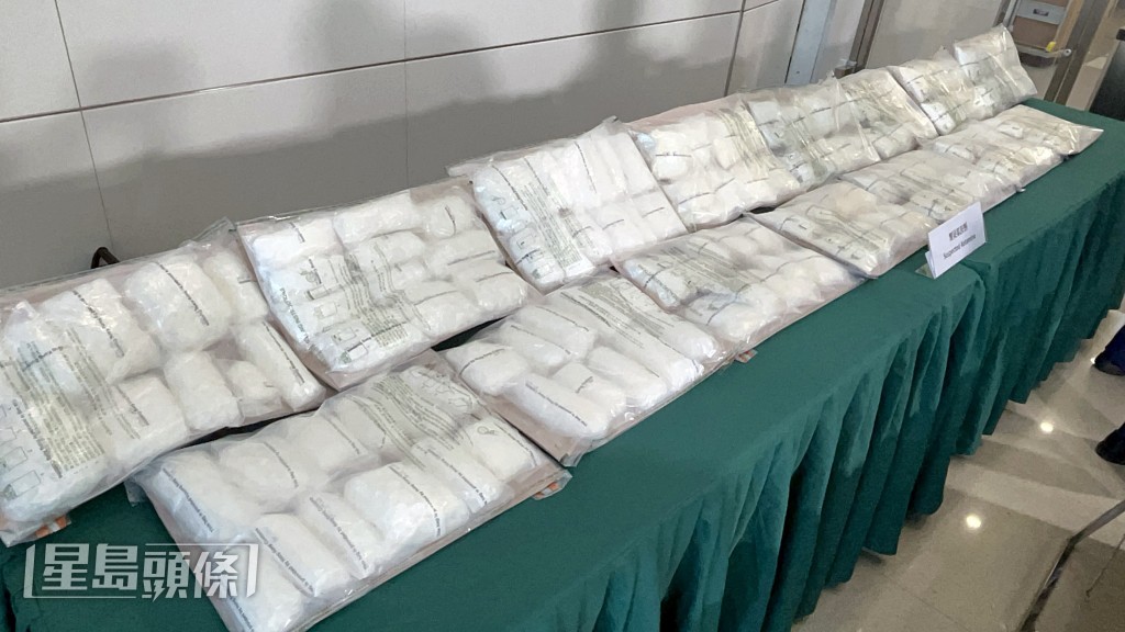 海關在兩個貨櫃內揭發暗藏大批懷疑氯胺酮。楊偉亨攝 海關在兩個貨櫃內揭發暗藏大批懷疑氯胺酮。楊偉亨攝