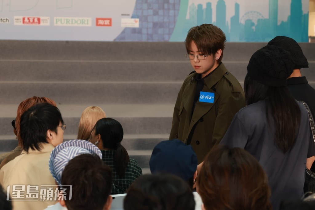 落台後面色亦不太好。