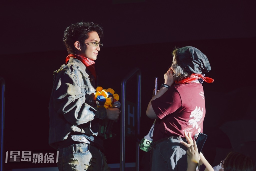 Lokman直接走進觀眾席大派粉絲福利,包括深情對望。 Lokman直接走進觀眾席大派粉絲福利,包括深情對望。