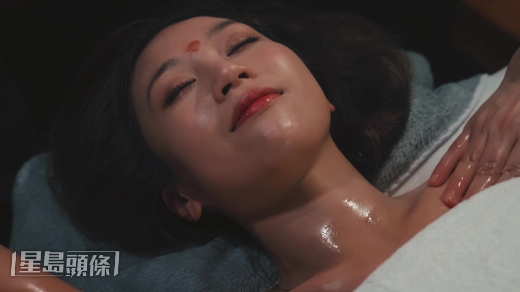 何沛珈體驗「印度古法油療」。 何沛珈體驗「印度古法油療」。