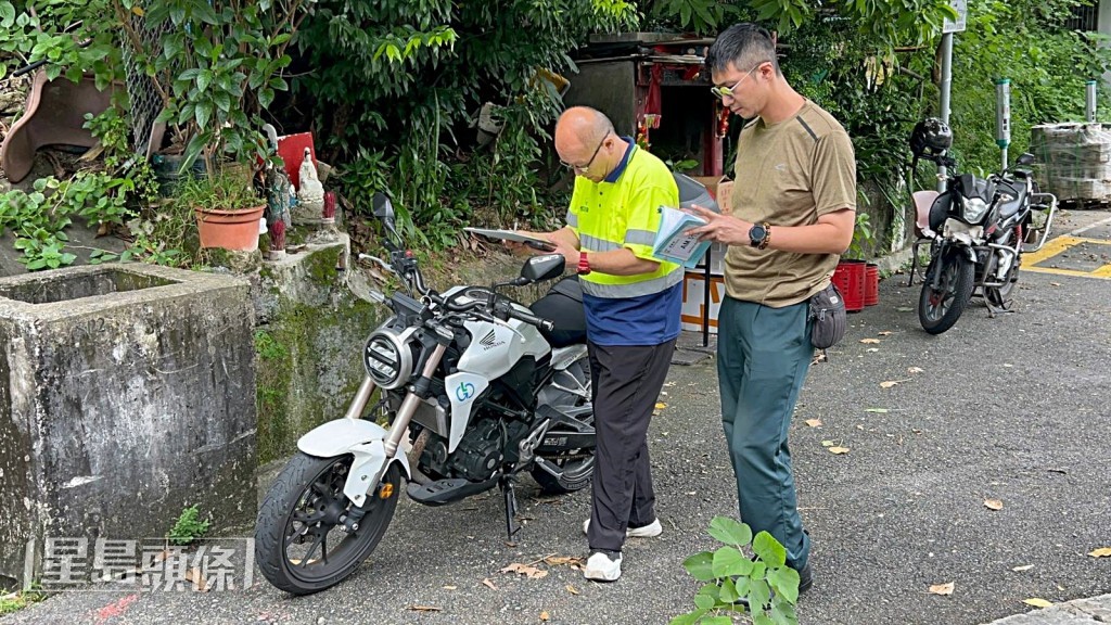 被撞考牌官的電單車。楊偉亨攝