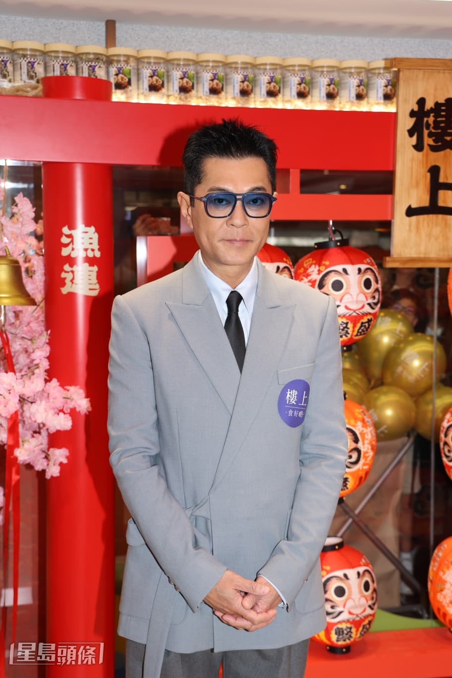 古仔笑謂自己平時去卡拉OK都不會唱歌,只會沖涼時先唱歌。 古仔笑謂自己平時去卡拉OK都不會唱歌,只會沖涼時先唱歌。