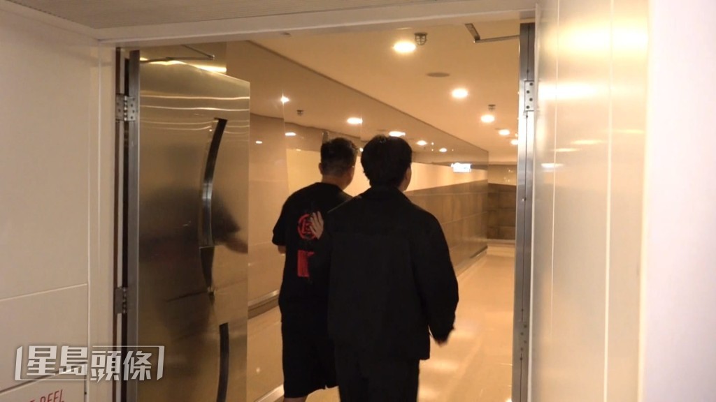 工作人員護送他離開。