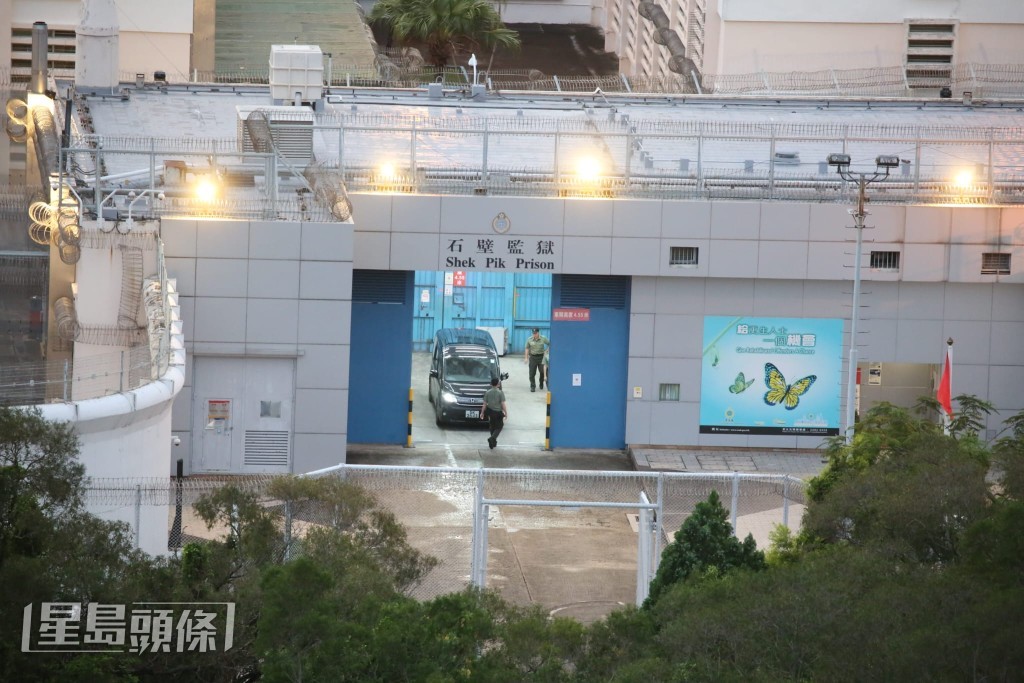 至5时45分，三辆七人黑色私家车在石壁监狱鱼贯驶出。黎志伟摄