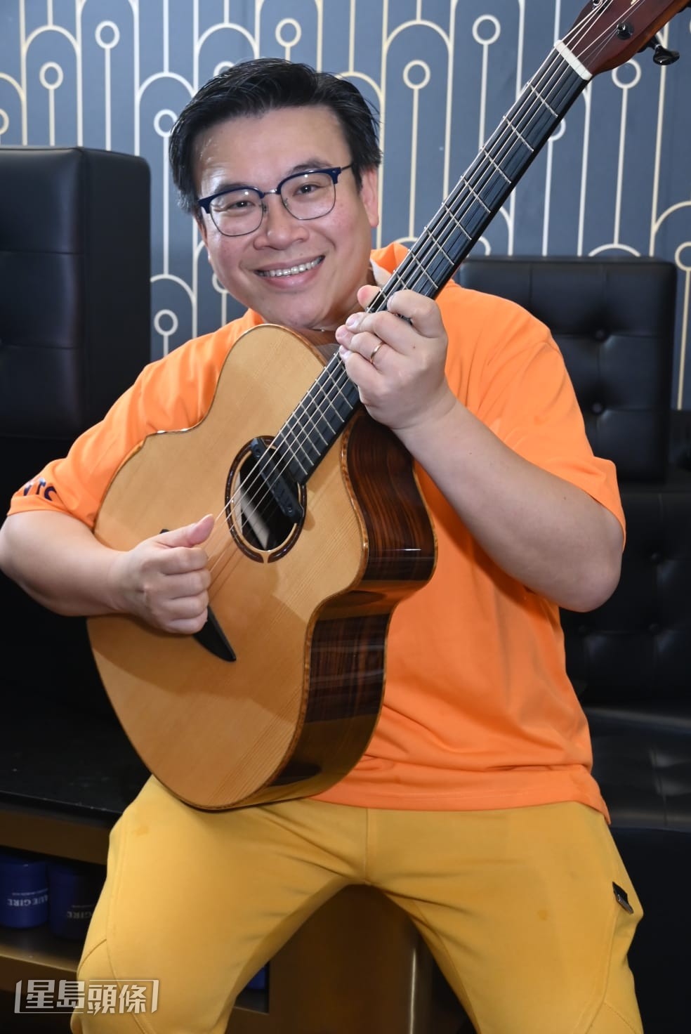 Jacky曾出3張結他音樂唱片，專注純音樂演奏。