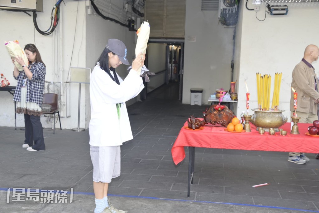 JACE進行拜神儀式。