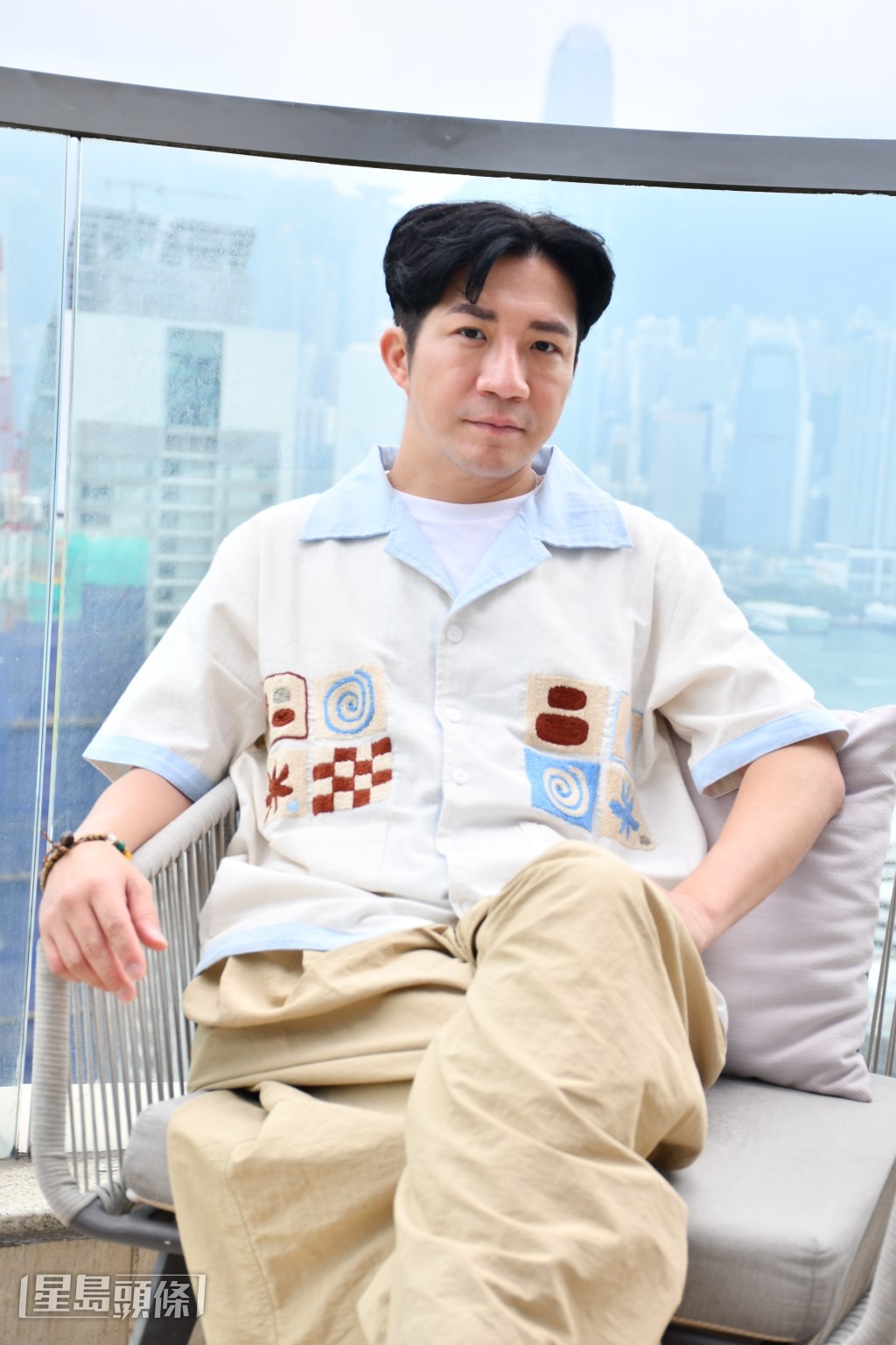 Ahdee是很成功的舞台劇演員,但對於歌手身份,他仍在摸索如何建立觀眾氛圍。 Ahdee是很成功的舞台劇演員,但對於歌手身份,他仍在摸索如何建立觀眾氛圍。