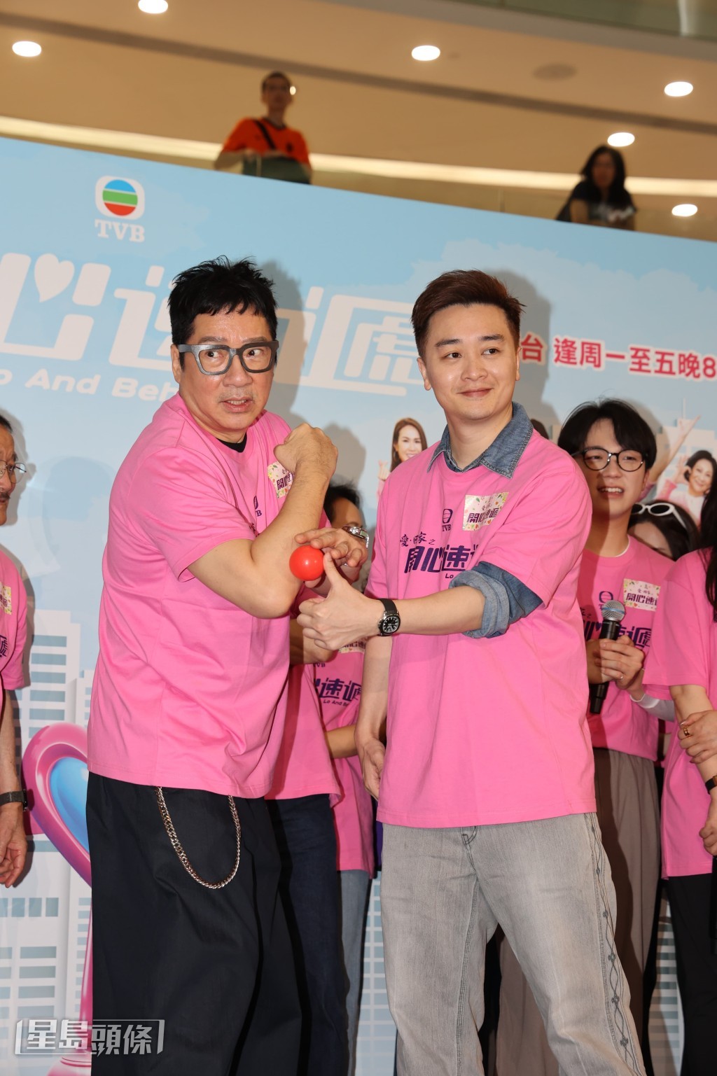 台上玩運球遊戲,以及大派康乃馨給現場觀眾。 台上玩運球遊戲,以及大派康乃馨給現場觀眾。