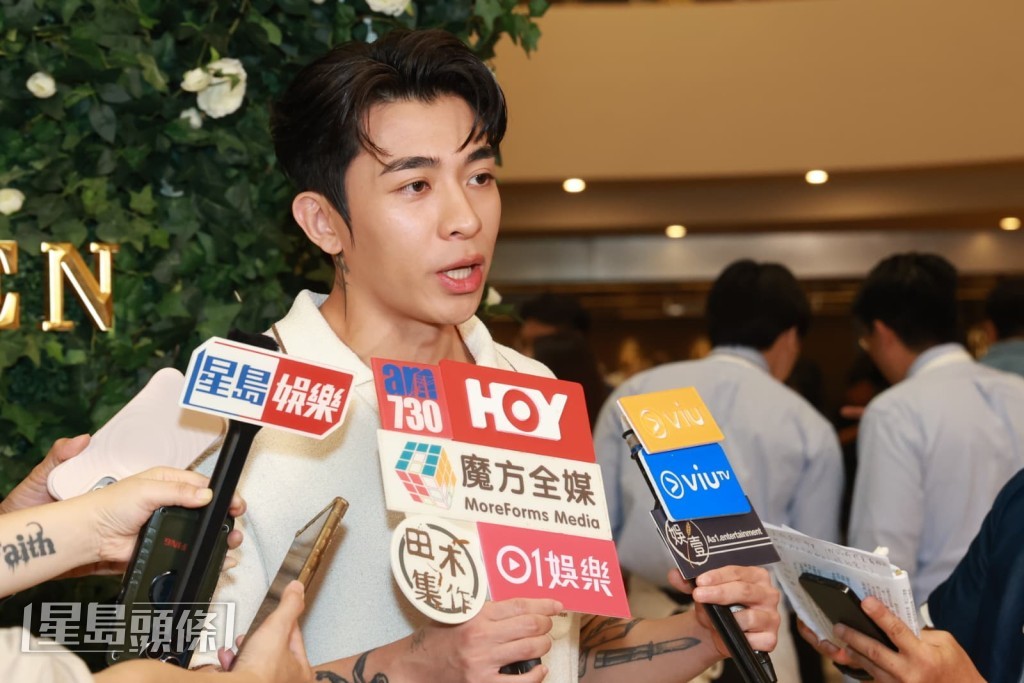 提到參演《九龍城寨之終章》,他表示是人生第一次好後悔有紋身,因拍攝前要用兩個多小時去遮掩。 提到參演《九龍城寨之終章》,他表示是人生第一次好後悔有紋身,因拍攝前要用兩個多小時去遮掩。