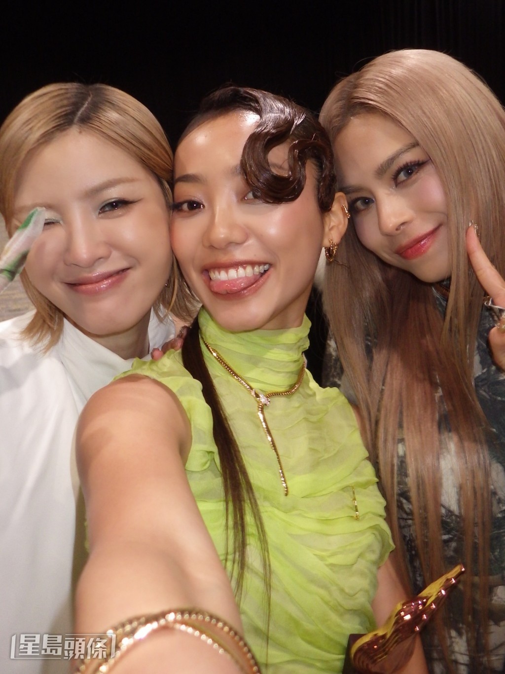 早前JACE夺得叱咤乐坛女歌手铜奖，与陈蕾（左）、Gin Lee（右）这两位对手开心相聚。