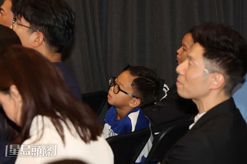 胡杏兒帶同長子李奕霆到場。 胡杏兒帶同長子李奕霆到場。