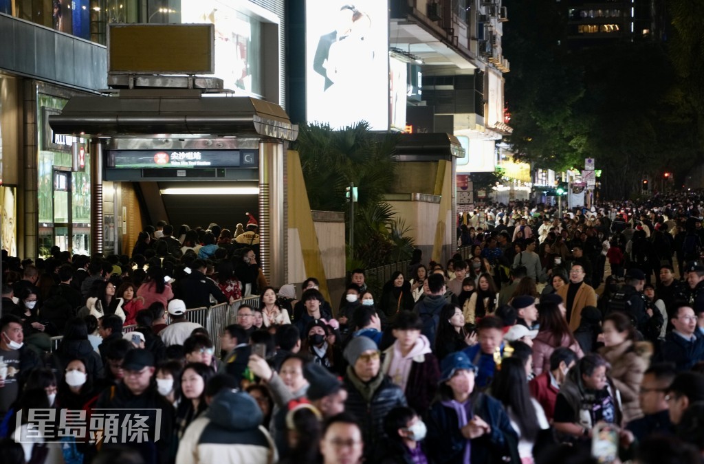 不少市民落地铁站离开。