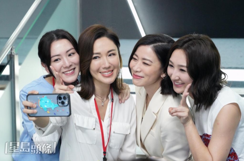 原班人馬參演《新聞女王2》,王敏奕(左一)透露與佘詩曼(右二)有大量對手戲。 原班人馬參演《新聞女王2》,王敏奕(左一)透露與佘詩曼(右二)有大量對手戲。