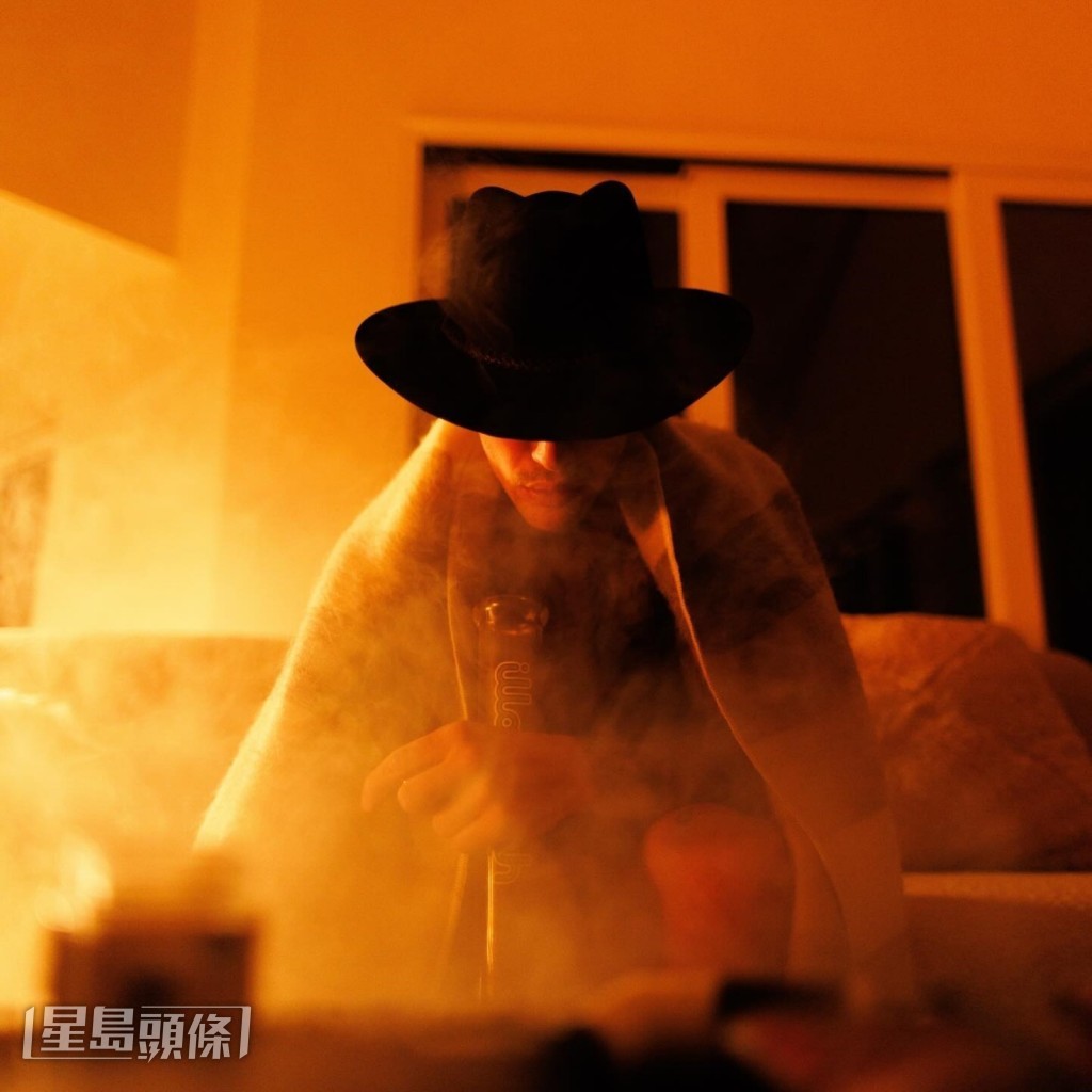 明顯在室內「吞雲吐霧」，網民批評其行為會影響孩子的成長。