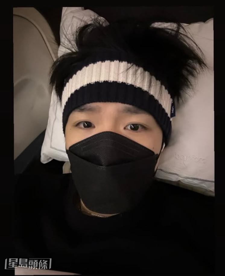 Ian在機上自拍,戴上可愛髮飾。 Ian在機上自拍,戴上可愛髮飾。