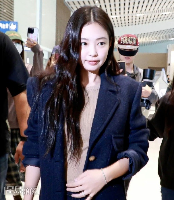 Jennie今早現身仁川機場，準備飛往巴黎出席時裝周。
