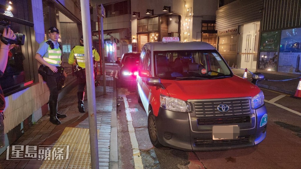 銅鑼灣的士泊路中阻塞交通 司機被拍醒調查涉藥駕被捕。黎志偉攝 銅鑼灣的士泊路中阻塞交通 司機被拍醒調查涉藥駕被捕。黎志偉攝