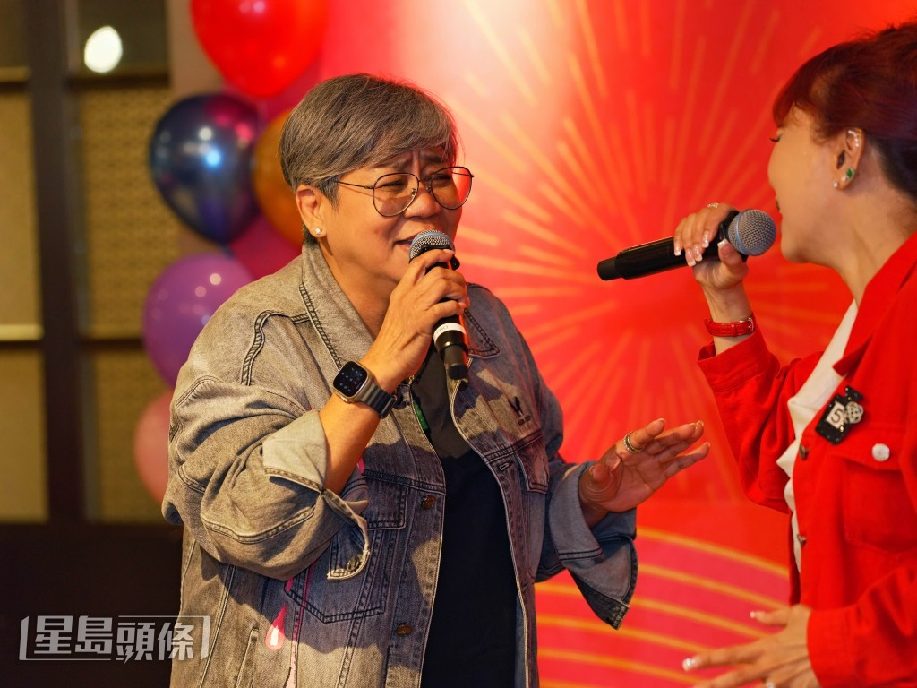 「黑妹」李麗霞當然也要高歌一曲。