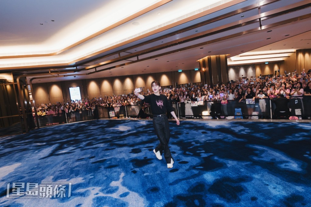 順利完成兩場澳門站演唱會後,Anson Lo走到場館外與神徒見面。 順利完成兩場澳門站演唱會後,Anson Lo走到場館外與神徒見面。