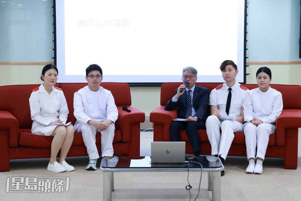 左起:葉佩靈、蘇志強、唐華根博士、陳正郴、莫敏華。醫管局 左起:葉佩靈、蘇志強、唐華根博士、陳正郴、莫敏華。醫管局