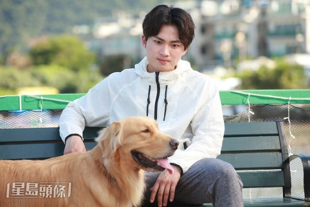 當年演出《寵愛Pet Pet》，曾被評為永遠「星爺式演技」無突破。