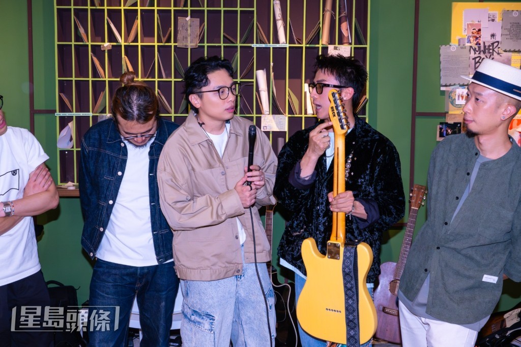AK曬出私伙結他。