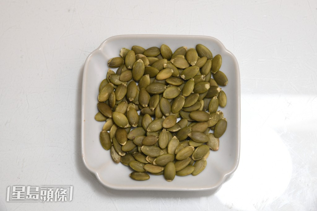南瓜子常連殼加工成瓜子零食。 南瓜子常連殼加工成瓜子零食。