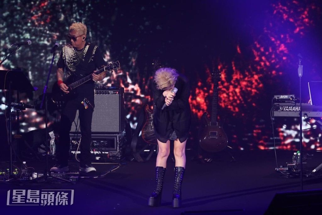 Shino与台下观众大合唱一曲《那又如何》。