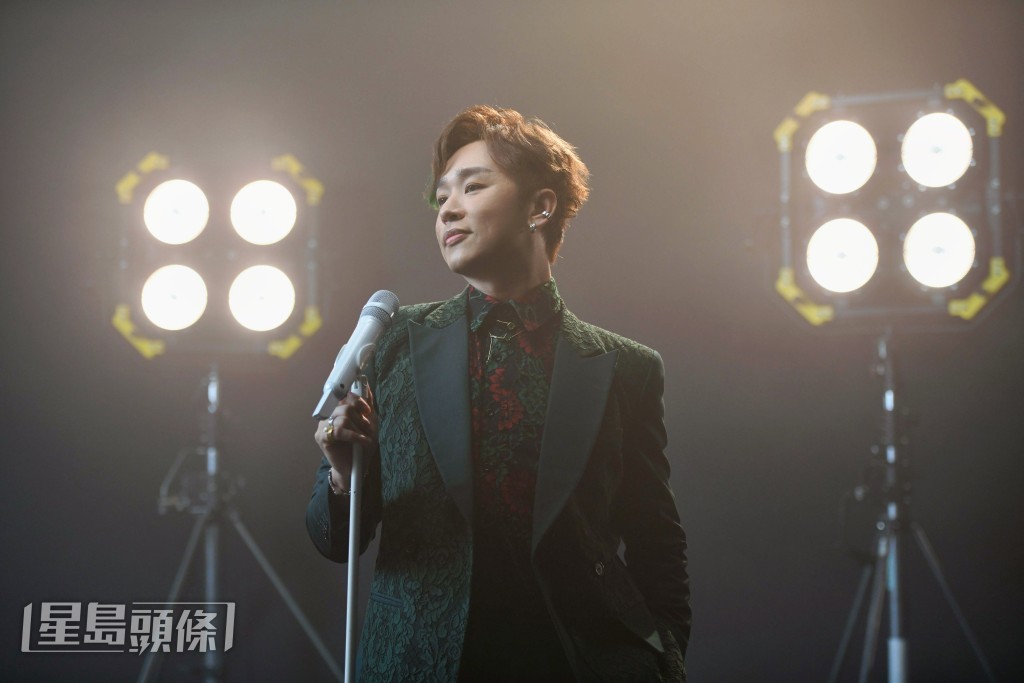 他說可以和那麽多出色的歌手一起參與頒獎禮，已經是很開心和非常榮幸的事。