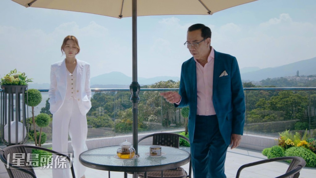 Kelly在第一集中，先後以四個以白色為主調的造型亮相。