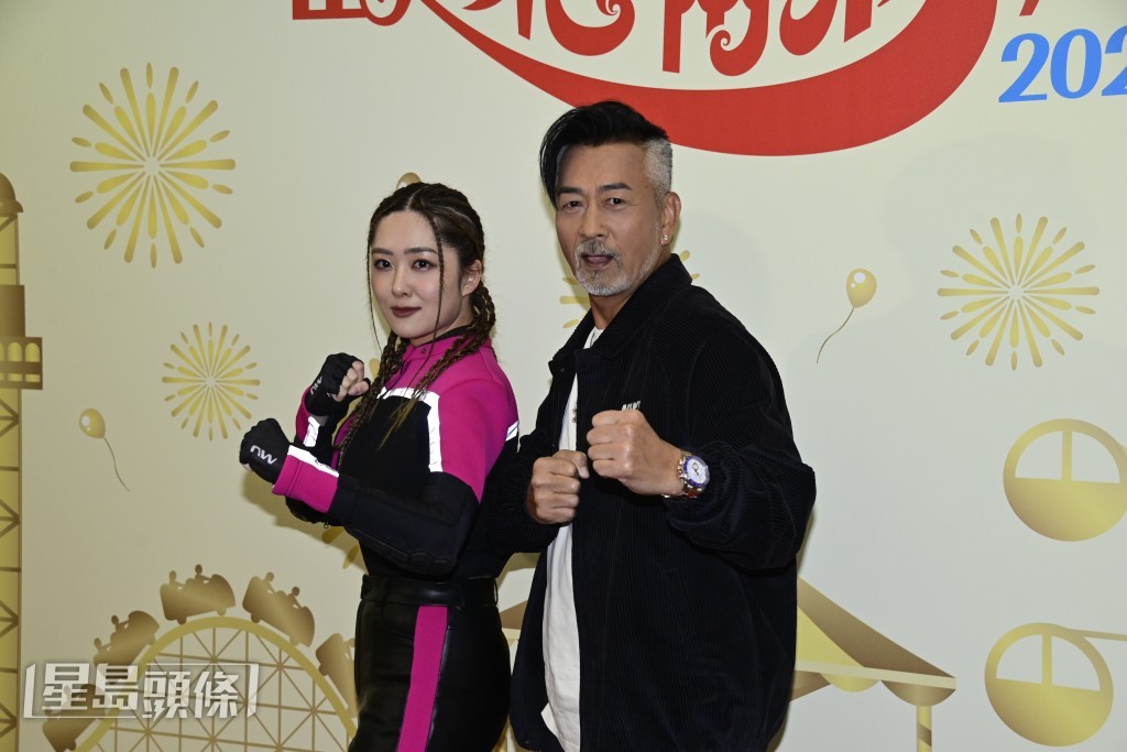 林沚羿、林迪安舊年在《歡樂滿東華2023》中，父女檔上陣表演高難道動作。