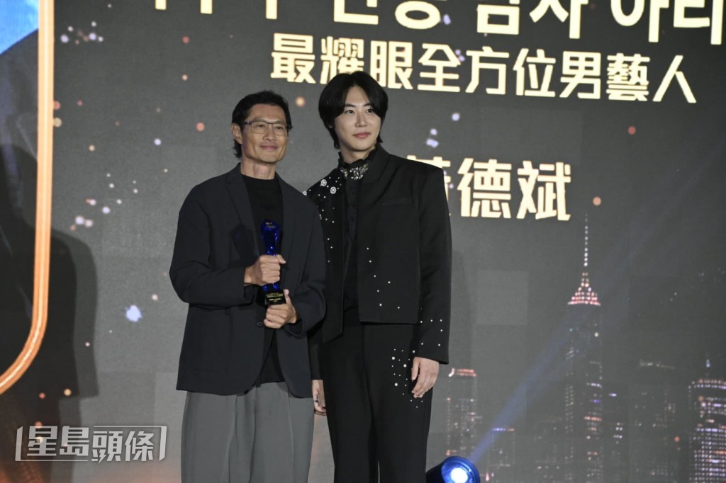 「最耀眼全方位男藝人」得主黃德斌感謝韓國社長Yong Heo。 「最耀眼全方位男藝人」得主黃德斌感謝韓國社長Yong Heo。
