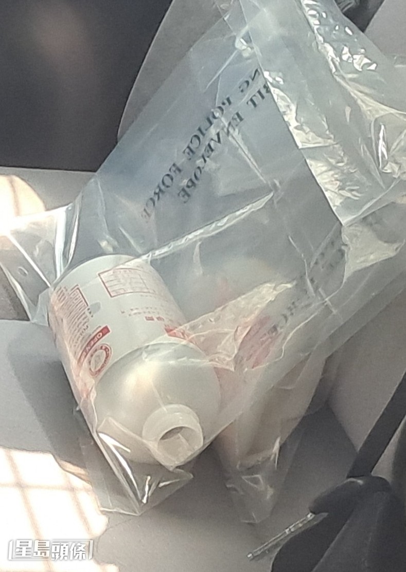 警方檢走涉案膠樽。 警方檢走涉案膠樽。