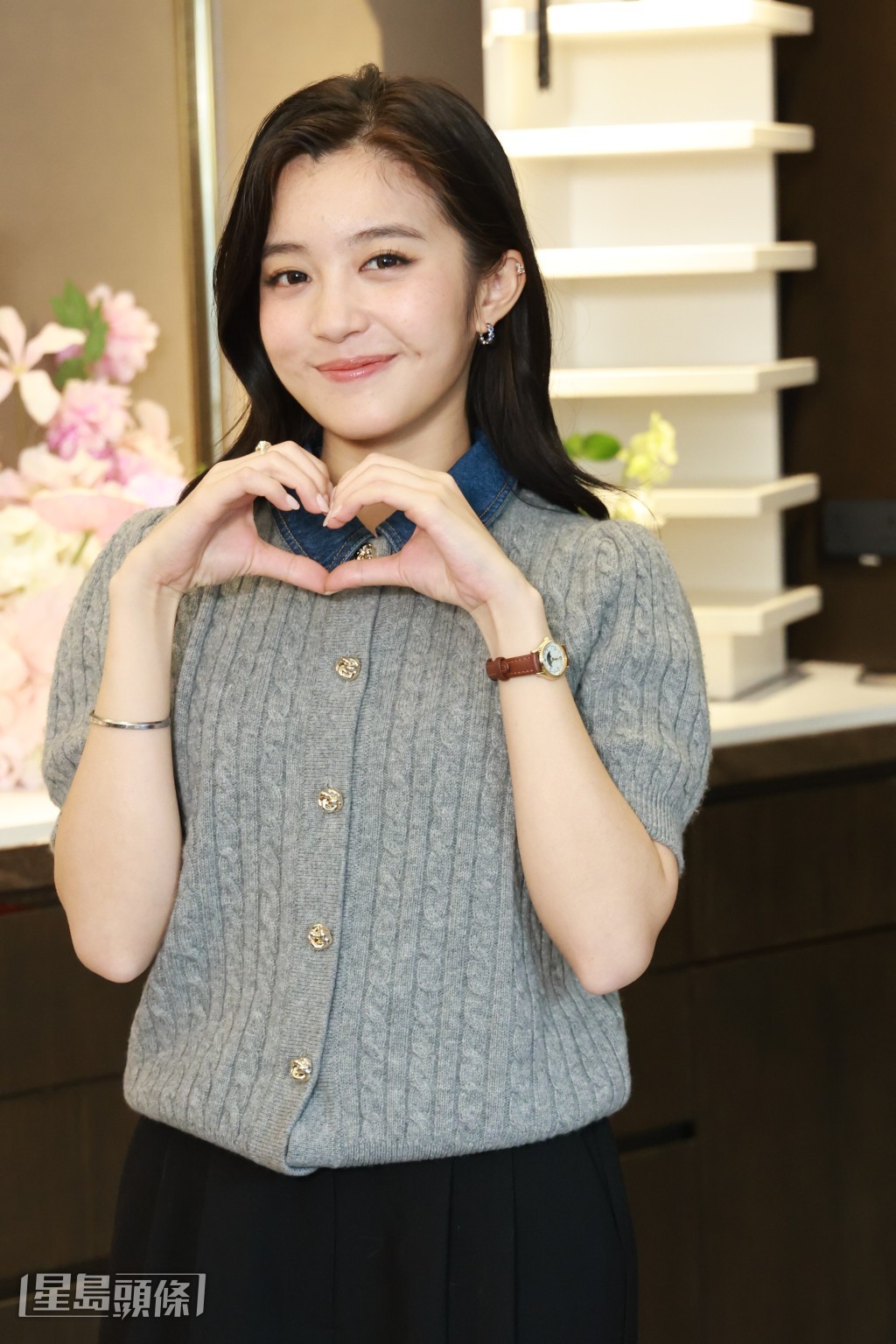 林熙彤在戲中要𠱁客。