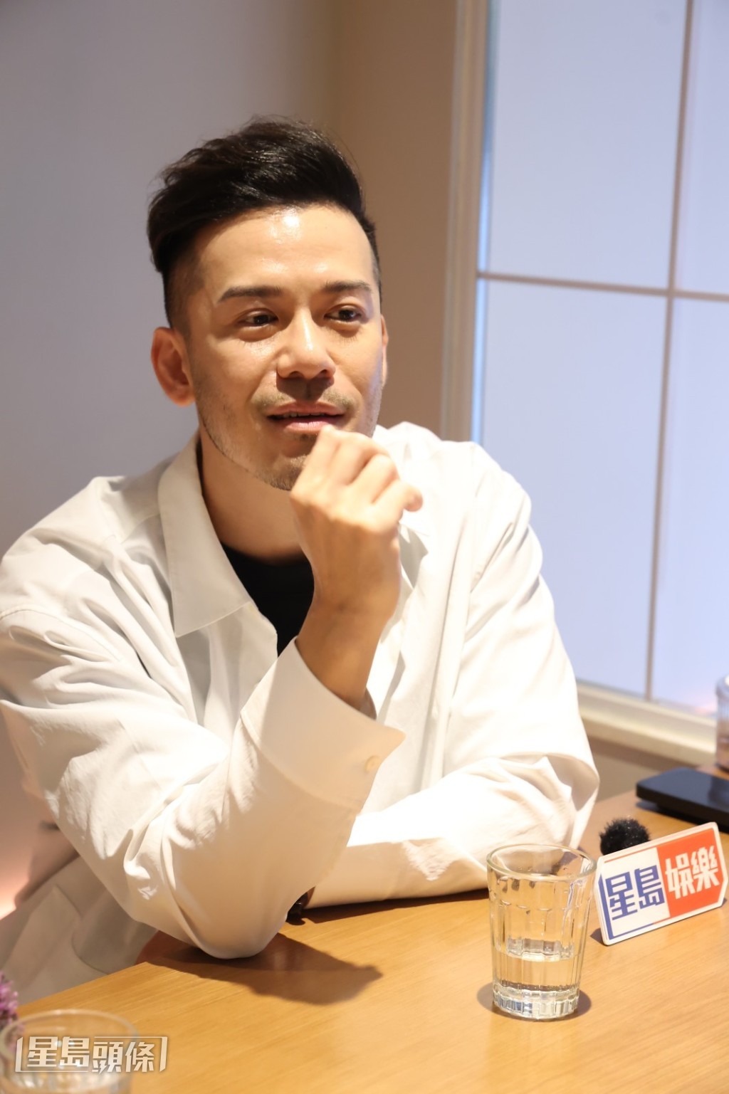 很多人覺得沈震軒在娛圈浮沉不定,但他卻懂得感恩。 很多人覺得沈震軒在娛圈浮沉不定,但他卻懂得感恩。