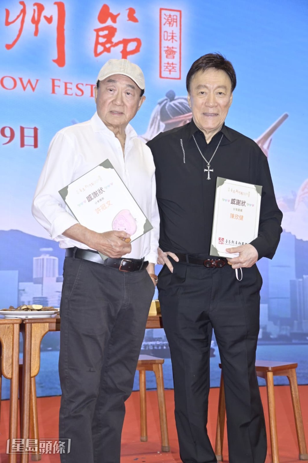 許冠文和陳欣健獲贈感謝狀。 許冠文和陳欣健獲贈感謝狀。