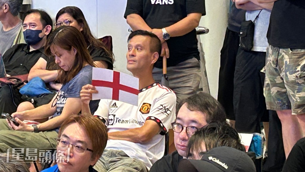 有球迷手持英格蘭旗支持愛隊。蔡楚輝攝 有球迷手持英格蘭旗支持愛隊。蔡楚輝攝