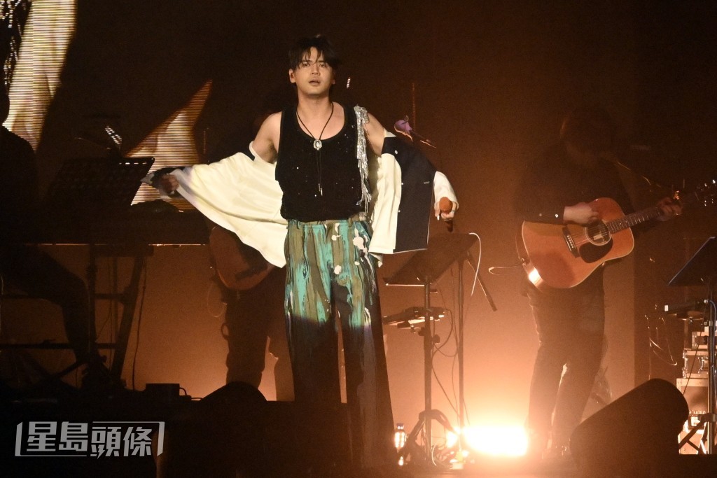 陳零九演唱一曲《請你別愛我》時拉開外套露出肩和上臂。