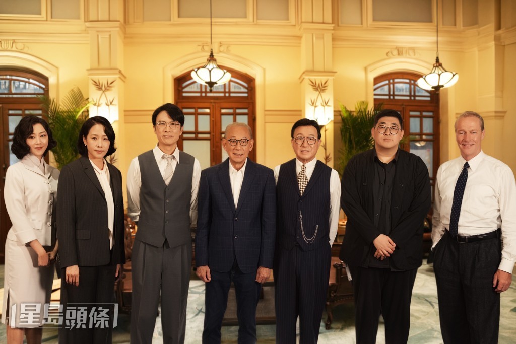 《一九七一》開鏡拜神。英皇集團主席楊受成博士率陳茂賢導演、黃子華、許冠文、林嘉欣、衛詩雅、lain Glen合照。 《一九七一》開鏡拜神。英皇集團主席楊受成博士率陳茂賢導演、黃子華、許冠文、林嘉欣、衛詩雅、lain Glen合照。