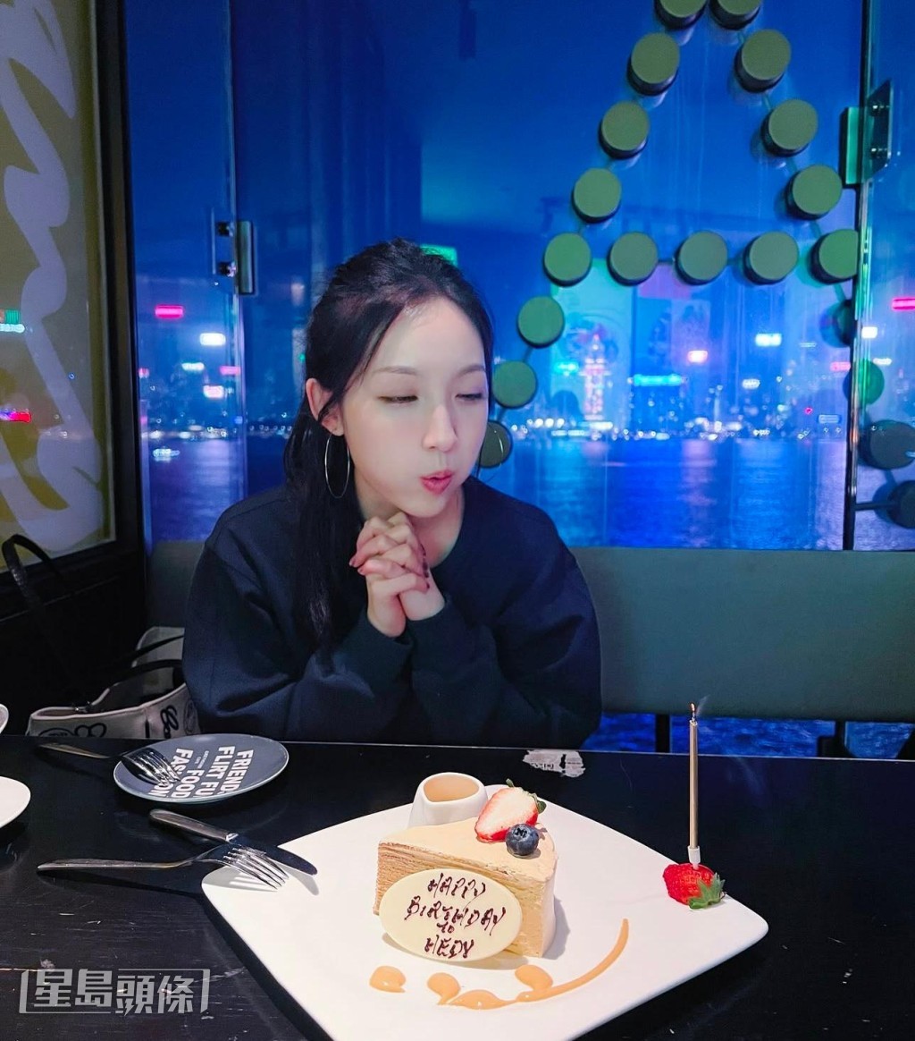 她在社交網上載多張生日照片。 她在社交網上載多張生日照片。