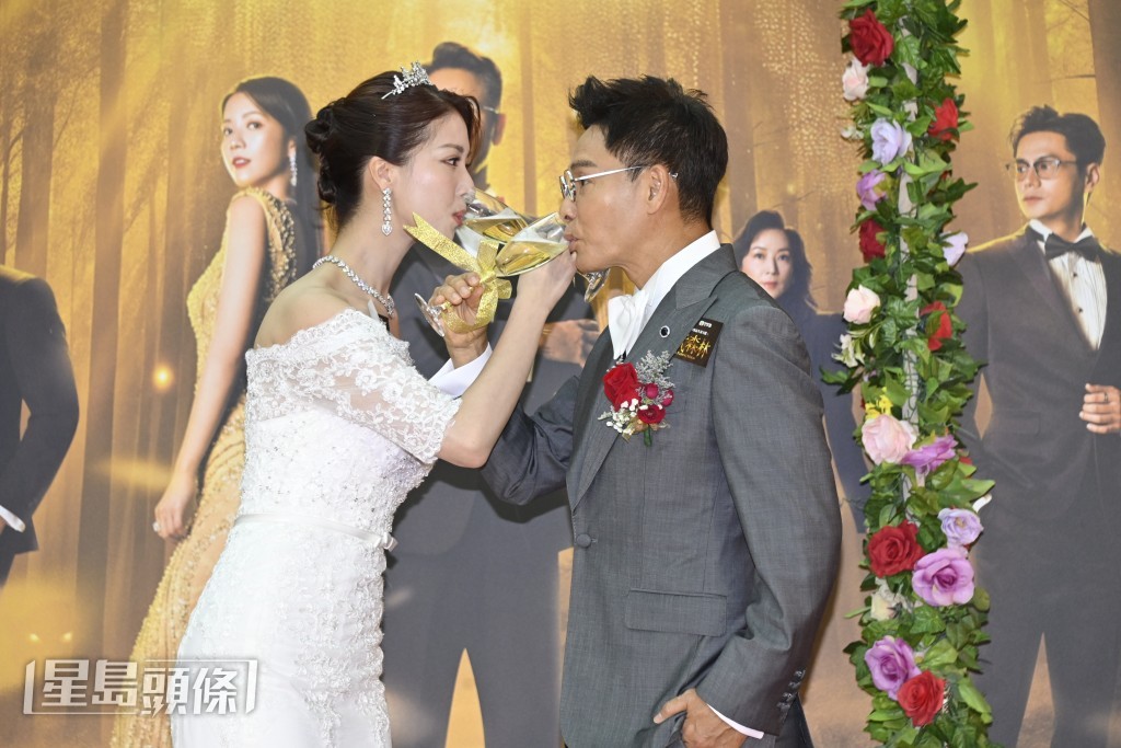 郭晉安與陳曉華以穿着婚紗及禮服上演一場「金式婚禮」。