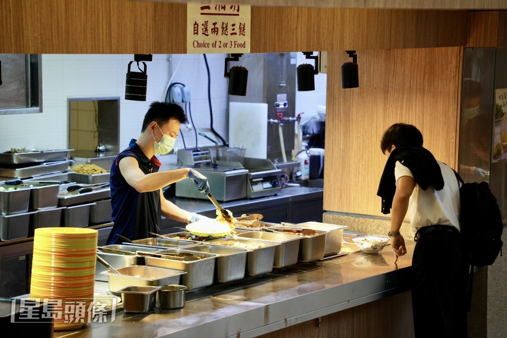審計報告指中大校園內食肆全未領取食物業牌照，但涉嫌違規招待校外人士。資料圖片