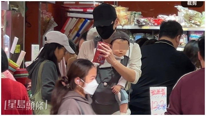 兩父子逛了一圈逗到不少利是。