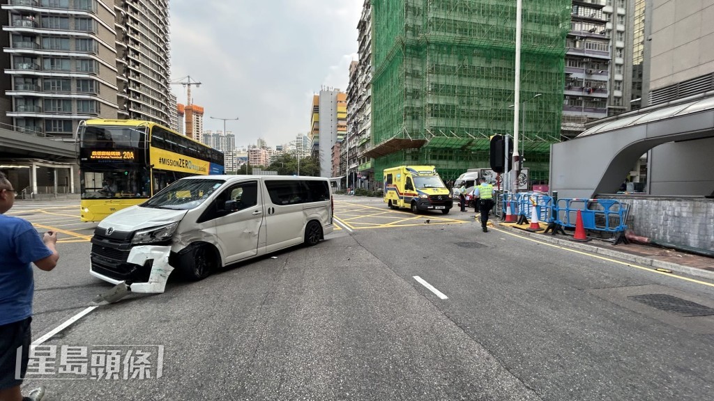 受車禍影響,現場交通一度受阻。蔡楚輝攝 受車禍影響,現場交通一度受阻。蔡楚輝攝