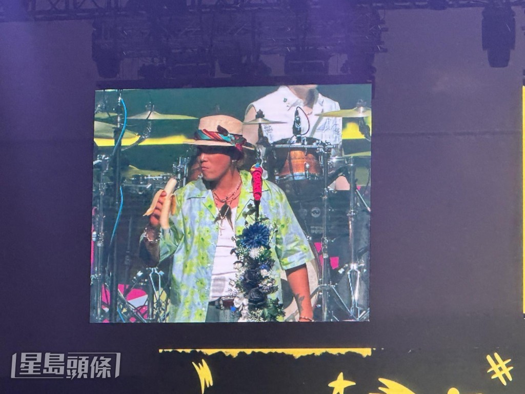 李洪基台上食蕉補充體力。