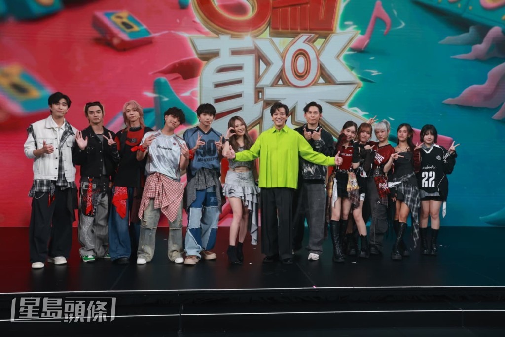 這晚大會以歌曲「Y2K之夜」為主題。 這晚大會以歌曲「Y2K之夜」為主題。