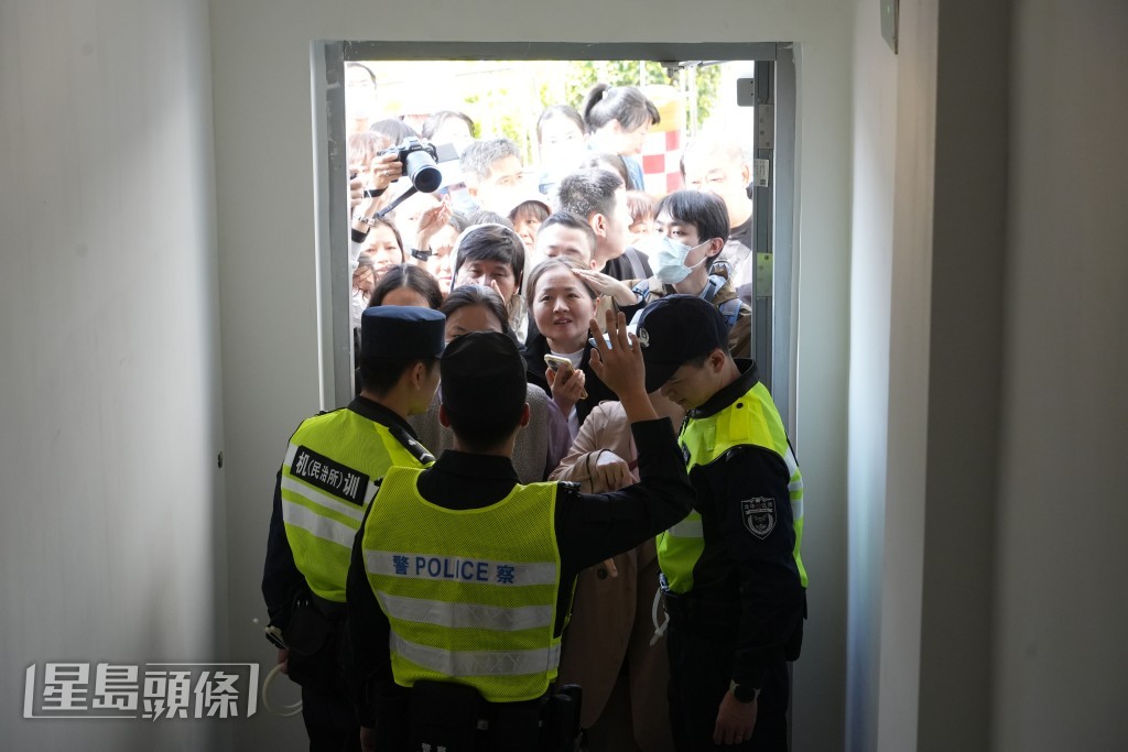 開市客派出多名身穿「輔警」螢光衣的人員維持秩序。吳艷玲攝