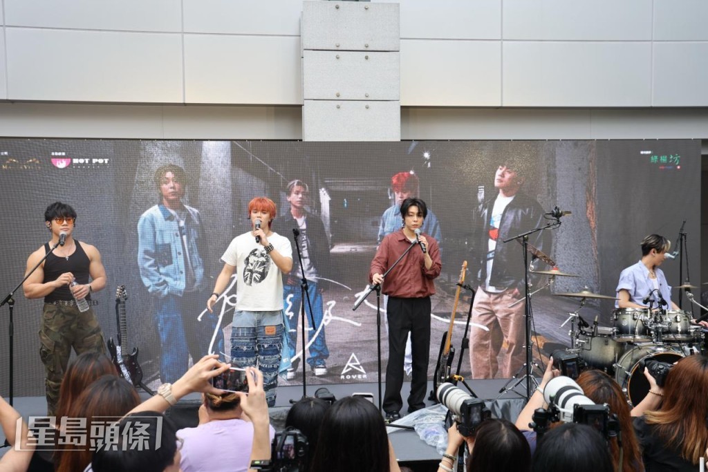 樂隊ROVER今日在荃灣港鐵站對出露天廣場舉行《初級大人》新歌發布活動。
