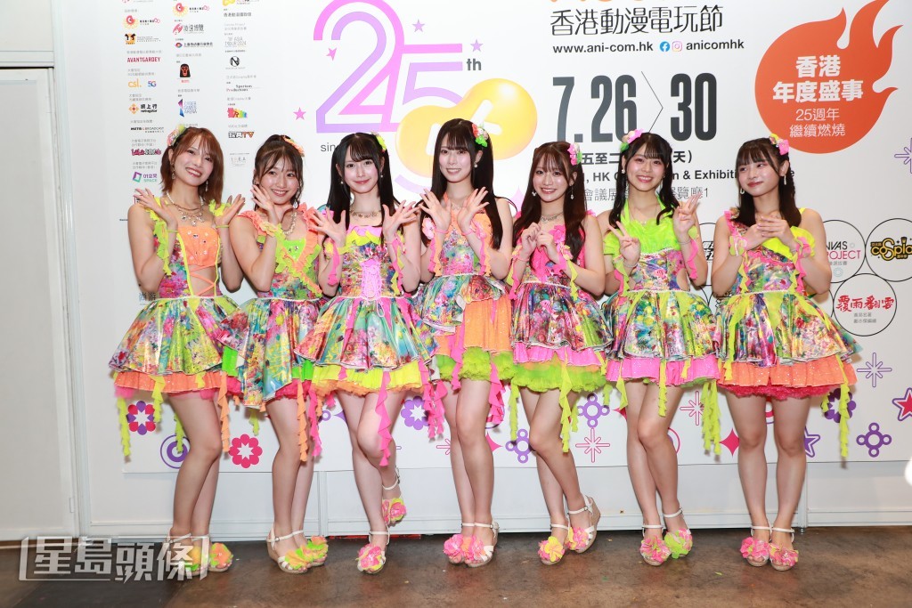 來自日本的NMB48其中7位成員小嶋花梨、板垣心和、坂田心咲、芳賀禮、山本望葉、龍本彌生、塩月希依音。