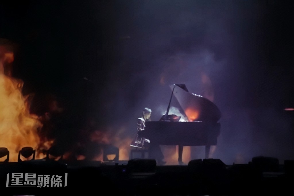 一團火在樂手黃丹儀鋼琴旁點燃，形成「火中演奏」的壯觀畫面。